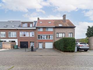 <p><strong>Ruim wonen nabij het centrum. </strong>Deze woning ligt op een toplocatie nabij het centrum van Kapellen, met scholen, parken, winkels en openbaar vervoer op wandelafstand. Je geniet van een praktische indeling en een fijne tuin.</p><p>Het huis beschikt op de gelijkvloerse verdieping over een ruime inkomhal met draaitrap - een inpandige garage met automatische poort en wasruimte - een stookruimte. De <strong>eerste verdieping</strong> bestaat uit een verzorgde woonkamer en open haard - een gastentoilet - een ingerichte keuken. De <strong>tweede verdieping</strong> omvat drie slaapkamers (15m², 13m² en 8m²) en een badkamer met dubbele lavabo in meubel <span>– </span>een ligbad – een toilet. Op de gerenoveerde zolderverdieping werden nog drie extra slaapkamers voorzien (6m², 7m² en 8m²). Achteraan de woning is er een gezellig terras en een <strong>mooie tuin.</strong></p><ul><li>Vernieuwde elektriciteit op het gelijkvloers</li><li>Cv-ketel werd reeds vernieuwd in 2022</li><li>Gunstige EPC (B)</li><li>Nieuwe geïsoleerde velux-ramen met hoogrendementsglas</li><li>Inpandige garage</li></ul>