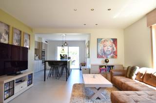 Smartbid online bieding - In een aangename en doodlopende straat te Kortrijk vinden we deze energiezuinige woning, waar ruimte en comfort perfect samengaan.<br />Dankzij de gunstige ligging geniet u een vlotte verbinding naar Kortrijk-centrum alsook scholen, winkels, openbaar vervoer, zwembad en Leieboorden.<br /><br />Indeling als volgt:<br />Bij het binnenkomen wordt u verwelkomd in een stijlvolle inkomhal met apart gastentoilet.<br />De lichtrijke doorzon-leefruimte baadt in het daglicht en biedt een prachtig zicht op de tuin.<br /><br />De open, volledig geïnstalleerde keuken is voorzien van alle moderne apparatuur en vormt het hart van de woning. Aansluitend bevindt zich een praktische wasplaats die uitmondt in de ruime, inpandige garage. Van hieruit is er rechtstreekse toegang tot zowel tuin als oprit.<br /><br />De eerste verdieping telt 2 slaapkamers en een ruime badkamer. Die laatste is voorzien van ligbad, inloopdouche, lavabomeubel en tweede toilet.<br /><br />Een vaste trap leidt naar de ruime zolderverdieping waar een derde kamer is ingericht, alsook een praktische bergruimte.<br /><br />Deze eigendom geniet een praktische indeling en voelt zowel binnen als buiten ruim aan.<br />Voldoende bergruimte, een oprit én garage, mooi stukje tuin..<br />Een woning met veel troeven die zeker uw bezoek waard is.<br /><br />LEUKE EXTRA'S: gunstig EPC, zonnepanelen, elektriciteit conform, ...<br /><br />Nieuwsgierig? Contacteer ons voor een bezoek en ontdek deze parel zelf.<br />Bezoekmomenten steeds op afspraak en onder begeleiding van ons kantoor. <br /><br />ONLINE BIEDINGEN ZIJN MOGELIJK TOT EN MET ZATERDAG 27/06/2026 om 11u59 .<br />(Bel ons voor meer info of vragen)<br /><br />Link Smartbid: https://smartbid.be/login?id=2db3f0cc-d0b9-46b3-a06e-928186cc4805<br />Startprijs: 399.000 EUR<br />Ligging: 8500 Kortrijk, Ronksdreef 2<br />Onze ref. DEV5068