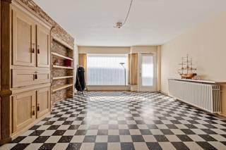 Deze te renoveren woning met inpandige garage is gelegen in het centrum van Retie. Alle winkels liggen op maximaal 100 meter van deze woning.<br />Maar toch is dit pand gelegen in een rustige doodlopende straat. Er is tevens voldoende parkeergelegenheid in de directe omgeving.<br /><br />We betreden de woning en komen binnen in de zeer ruime woon -en eetkamer die is opgedeeld in twee ruimtes. Hier heeft u tal van mogelijkheden bij een renovatie. Deze ruimte laat onder andere toe om er een keuken te integreren met kookeiland,....<br />Dan komen we in de huidige keuken terecht om dan ons te begeven naar de badkamer met bad en een lavabo. <br />Daarna gaan we via de traphal naar de eerste verdieping waar zich 6 slaapkamers bevinden.<br />Ook hier heeft u tal van mogelijkheden om er bijvoorbeeld een mooi uitgeruste badkamer te plaatsen, een hobbykamer een kantoorruimte,........<br /><br />Er is een omheinde tuin met een bijgebouw dat onder andere kan gebruikt worden als opbergruimte<br /><br />Dus voor wie de handen uit de mouwen wil steken en graag woont in het centrum van Retie weliswaar in een rustige omgeving is dit een buitenkans!!!!