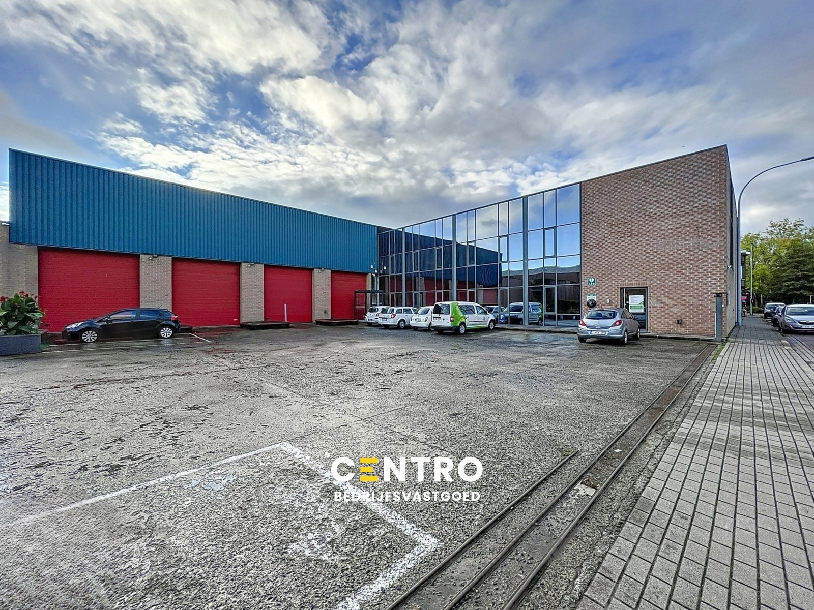 Instapklare burelen/showroom (± 1.400 m²) + opslagplaats ( ± 2.700m²) met 4 sectionale poorten en VH van 7m te ROESELARE ! - foto 1