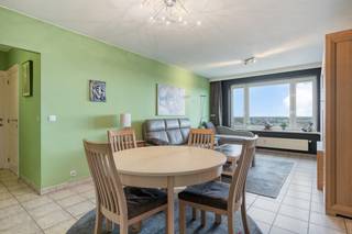 Het appartement bevindt zich op de 14de verdieping en geniet hierdoor van een indrukwekkend panoramisch uitzicht. We betreden het pand via de inkomhal, bereikbaar langs een beveiligde deur. De inkomhal is voorzien van een vestiaire en praktische berging.<br /><br />Verder komen we in de ruime leefruimte, waar de grote raampartijen zorgen voor veel natuurlijk licht en een aangenaam open gevoel. Vanuit de leefruimte geniet u van een mooi vergezicht over de omgeving.<br /><br />Aansluitend bevindt zich de keuken, die steeds zeer goed onderhouden werd en volledig is uitgerust met alle nodige toestellen, waaronder een koelkast, dampkap, inductiekookplaat en afwasmachine. Daarnaast beschikt de keuken over voldoende opbergkasten en werkblad, alsook aansluitingen voor wasmachine en droogkast. Vanuit de keuken is er toegang tot een gezellig terras van ca. 3 m² met een leuk uitzicht.<br /><br />De badkamer werd volledig gerenoveerd en is ingericht met een moderne inloopdouche en dubbele wastafel. Verder beschikt het appartement over een apart gastentoilet en 2 volwaardige slaapkamers, waarvan één slaapkamer uitgerust is met een ingebouwde kast.<br /><br />Troeven van dit appartement:<br />panoramisch uitzicht, verzorgd gebouw, elektrische installatie conform, EPC-label B, goed onderhouden appartement en een aangename indeling.<br /><br />Een instapklaar appartement met een uniek uitzicht op een fijne locatie in Deurne.