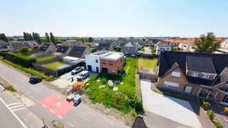 <span><span>Villa Zeebries is een <strong>moderne en uiterst kwalitatieve nieuwbouwwoning</strong> net buiten het centrum van <strong>Lombardsijde</strong> (Middelkerke). Deze ruime halfopen bebouwing is gelegen langs de Nieuwpoortlaan, met een zeer vlotte verbinding naar Middelkerke en Nieuwpoort. Dankzij deze fantastische ligging, <strong>dicht bij de kust</strong>, is Villa Zeebries een echte parel op de vastgoedmarkt. <br />De woning krijgt een <strong>stijlvolle en moderne uitstraling met afwerking in crepi en arduin</strong>. Standaard worden ook <strong>zonnepanelen</strong> voorzien met een totaalvermogen van 3700 Wp en er is een ventilatiesysteem type C+. Verder is het eigendom ook uitgerust met een regenwaterput van 10.000 liter.<br />Dit nieuwbouwproject wordt gerealiseerd door <strong>Demuynck Bouw</strong>. Met meer dan 30 jaar ervaring is deze betrouwbare aannemer een gevestigde waarde op de nieuwbouwmarkt. Demuynck staat garant voor hun persoonlijke aanpak, hoogwaardige kwaliteit en de beste prijs-kwaliteitverhouding.<br /><br /><u><strong>Indeling:</strong></u><br />Het eigendom ligt op een perceel van 367 m<sup>2</sup> en heeft een <strong>bewoonbare oppervlakte van 161,70 m<sup>2</sup></strong>. De woning is toegankelijk langs de zijkant. Via de inkomhal heeft u toegang tot een apart gastentoilet, de woonkamer en een <strong>polyvalente bureauruimte</strong>. De bureaukamer geeft doorgang naar een ruime <strong>inpandige garage met sectionaalpoort</strong>. Op het gelijkvloers zorgt de woonkamer met open keuken voor een uniek open en ruimtelijk gevoel. Dankzij de grote raampartijen geniet u van heel <strong>veel natuurlijke lichtinval</strong>.<br />Op de bovenverdieping tellen we <strong>3 ruime slaapkamers</strong>. Vervolgens vinden we hier ook een apart toilet en badkamer. Momenteel heeft u nog heel wat mogelijkheden voor de afwerking van keuken en badkamer. <strong>Contacteer ons</strong> voor een gedetailleerd lastenboek met budgetten e.d. .<br />Ten slotte beschikt het eigendom buiten over een<strong> tuin </strong>met mogelijkheid tot het plaatsen van een <strong>terras en oprit</strong>.<br /><br /><u><strong>Wat maakt Villa Zeebries uniek?</strong></u></span></span>
<ul>
<li><span><span><strong>Toplocatie</strong>: tussen grote kustgemeentes Middelkerke en Nieuwpoort;</span></span></li>
<li><span><span>dicht bij de haven en zee;</span></span></li>
<li><span><span>ruime halfopen nieuwbouwwoning (161,70 m<sup>2</sup> bew. opp.) met tuin aan de kust: <strong>UNIEK OP DE VASTGOEDMARKT</strong>;</span></span></li>
<li><span><span><strong>stijlvolle & strakke afwerking</strong> in crepi en arduin;</span></span></li>
<li><span><span>3 zeer ruime slaapkamers;</span></span></li>
<li><span><span>gelijkvloerse <strong>polyvalente ruimte</strong>;</span></span></li>
<li><span><span>veel natuurlijke lichtinval;</span></span></li>
<li><span><span><strong>veel parkeergelegenheid</strong> (ruime inpandige garage + oprit);</span></span></li>
<li><span><span>energiezuinige technieken (<strong>zonnepanelen</strong>).</span></span></li>
</ul>
<span><span>Bent u op zoek naar een <strong>halfopen woning aan de kust</strong> met veel ruimte voor u en uw gezin? Grijp deze opportuniteit en contacteer ons op <strong>051 501 151</strong> of via <strong>diksmuide@diksimmo.be</strong> .</span></span>