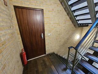 Dit te renoveren 2 slaapkamer appartement ligt vlakbij het station en heeft het centrum op wandelafstand.Winkel, scholen,...zijn te voet makkelijk...