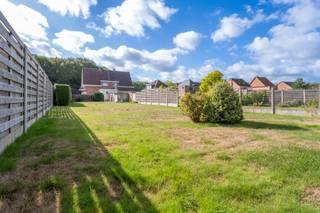 <p>Interesse in dit pand? Neem voor bijkomende informatie rechtstreeks contact op met Olivier Boon via <strong>+32 468 35 17 50</strong> of <strong>olivier.boon@copandi.be</strong>. Een bezoek inplannen kan eenvoudig via www.copandi.be.<br /><br />Bent u op zoek naar een karaktervolle woning op een uitstekende locatie die u volledig naar uw eigen smaak kan opfrissen? Dan biedt deze charmante halfopen woning uit de jaren ‘60 een unieke kans. De woning is gelegen op een mooi perceel van 10a47ca met een diepe tuin en werd uitzonderlijk goed onderhouden waardoor deze instapklaar is. Scholen, winkels, belangrijke verbindingswegen en openbaar vervoer zijn allemaal in de nabije omgeving.</p><p>De woning beschikt over een praktische indeling met op het gelijkvloers een ruime lichtrijke leefruimte, een gesloten keuken die werd vernieuwd eind jaren ‘90 en verder ook een badkamer met douche, wasplaats en een apart toilet.</p><p>Op de eerste verdieping bevinden zich twee volwaardige slaapkamers en een kleinere kamer. De kleinste kamer kan gebruikt worden als bureau- of babykamer, maar kan zeker ook omgetoverd worden tot een compacte badkamer met douche. De zolder, momenteel enkel toegankelijk via een zolderluik in de nachthal, biedt mogelijkheden tot uitbreiding. </p><p>Achteraan de woning is er een ruim terras dat overgaat in de volledig omheinde, diepe tuin. Verder beschik je over een vrijstaande garage en voldoende parkeermogelijkheden dankzij een ruime oprit. De voortuin is netjes aangelegd.</p><p>De woning beschikt over een EPC-label F, renovatieplicht 6 jaar.  De woning beschikt over dubbele beglazing en centrale verwarming op mazout. <br /><br />Dankzij de uitstekende basis, locatie en het ruime perceel vormt deze woning de ideale opportuniteit voor wie op zoek is naar een woning met tal van mogelijkheden om te vernieuwen tot een hedendaagse, energiezuinige gezinswoning met een vlotte bereikbaarheid.<br /> <br />Contacteer Olivier Boon op het nummer 0468 35 17 50 voor meer informatie of plan uw afspraak zelf in via onze digitale kalender.<br />Wenst u een gratis waardebepaling van uw eigendom? Neem dan vrijblijvend contact met ons op.<br /><br />✅  Uitstekende locatie met vlotte verbindingen<br />✅  Ruim perceel van 1.047 m² met diepe tuin<br />✅  Vrijstaande garage<br />✅  Zeer goed onderhouden, instapklare woning</p>