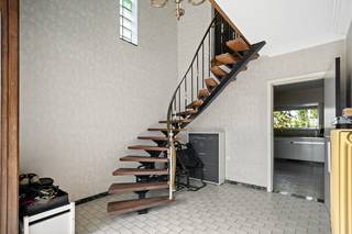 Op een uitstekende locatie te Beerzel bevindt zich deze ruime open bebouwing op een mooi perceel van 3.248m². Dankzij de gunstige ligging geniet u van een vlotte verbinding naar Heist-op-den-berg, Lier, Aarschot en Mehelen en vind je winkels, horecazaken, scholen en het openbaar vervoer nabij.<br /><br />U betreedt de woning via de inkomhal met gastentoilet, de toegang tot de woonkamer en keuken en de mooie draaitrap naar de eerste verdieping. Dankzij een grote ramenpartij geniet je van een zeer lichtrijke leefruimte die toegang biedt tot het terras en de mooie tuin waar u in alle rust en privacy kunt genieten. Vanuit de leefruimte heeft u tevens toegang tot de ruime keuken met aanpalende berging die uitgeeft op de inpandige garage.<br /><br />Op de eerste verdieping bevinden zich de nachthal de badkamer met bad, toilet en lavabo en 3 ruime slaapkamers.<br /><br />U bent verplicht deze woning binnen de 6 jaar na aankoop grondig energetisch te renoveren tot minimum EPC-label D. <br /><br />Dit is een uitstekende opportuniteit als u op zoek bent naar een ruime open bebouwing op een mooi perceel in Beerzel. Contacteer ons voor meer informatie op 0475 47 59 76 of neem een kijkje op www.boonstravastgoed.be. <br /><br />Bijzonderheden:<br />- 3 slaapkamers<br />- prima ligging<br />- mooi perceel