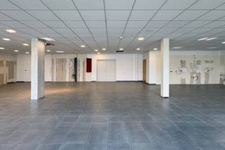 In de Karnemelkstraat te Zelzate bevindt zich dit uitstekend onderhouden en veelzijdige bedrijfsgebouw met een totale bruikbare oppervlakte van <strong>1.120 m²</strong>, gelegen op een ruim perceel van <strong>2.411 m²</strong>. Dankzij de doordachte indeling en kwalitatieve afwerking is dit eigendom uitermate geschikt voor diverse professionele activiteiten, al dan niet in combinatie met wonen of verhuur.<br /><br /><strong><u>Indeling en specificaties:</u></strong><br /><br /><strong>Magazijn – ca. 800 m²</strong>
<ul>
<li>Vrije hoogte van <strong>5 meter</strong></li>
<li>Voorzien van <strong>2 sectionale poorten (4m x 3m & 4m x 4m)</strong></li>
<li>Geschikt voor opslag, productie en logistieke activiteiten</li>
<li>Vlotte toegankelijkheid voor leveringen en vrachtverkeer</li>
</ul>
<strong>Kantoren en showroom – 296 m² </strong>(volgens EPC)
<ul>
<li>Recent ingerichte, instapklare kantoren</li>
<li>Uitgerust met ingebouwde kasten en alle noodzakelijke voorzieningen</li>
<li>Representatieve showroom met <strong>uitstekende natuurlijke lichtinval</strong></li>
<li>Professionele en verzorgde uitstraling, ideaal voor klantenontvangst</li>
</ul>
<strong>Appartement – 169 m² </strong>(volgens EPC)
<ul>
<li>Ruim en volwaardig woonappartement</li>
<li>Beschikt over een aparte ingang en afzonderlijk huisnummer</li>
<li>Geschikt als woonst voor zaakvoerder of als interessante verhuuropportuniteit</li>
</ul>
<strong>Troeven van het eigendom</strong>
<ul>
<li>Strategische ligging in een vlot bereikbare omgeving</li>
<li>Ruim perceel met diverse gebruiksmogelijkheden</li>
<li>Combinatie van bedrijfsactiviteit en residentieel gebruik</li>
<li>Instapklare kantoorruimte</li>
<li>Interessant investerings- en rendementspotentieel</li>
</ul>
Deze eigendom biedt een zeldzame combinatie van functionaliteit, representativiteit en flexibiliteit, waardoor het zowel voor eigen gebruik als voor investering een bijzonder interessante opportuniteit vormt.<br /><br />Interesse of vragen over de mogelijkheden?<br />Neem gerust contact met <strong>Simon De goque</strong> op:<br /><u><em><strong>+32 473 37 55 50</strong></em></u> of <u><em><strong>simon.dg@kmovastgoed.be </strong></em></u><br />Wij denken graag met u mee over een oplossing op maat van uw onderneming.<br /><br /><br />EPC showroom/kantoor: B<br />EPC appartement: B<br />EPC gemeenschappelijke delen: aanwezig<br />Stedenbouwkundige inlichtingen: bouwvergunning, geen verkavelingsvergunning, Ambachtelijke bedrijven en kmo's, geen voorkooprecht, geen rechterlijke herstelmaatregel of bestuurlijke maatregel opgelegd.<br />Geen overstromingsgevoelig gebied, geen afgebakende oeverzone. <br />G score: A<br />P score: D