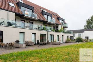 <p></p>
<p>Wonen in het centrum van Aalter, zonder in te boeten aan rust, comfort en groen? Dit stijlvolle duplexappartement, gelegen op de tweede en derde verdieping van een recent residentieel gebouw (2016), combineert een uitstekende ligging met hoogwaardige afwerking en uitzonderlijk wooncomfort.</p>
<p></p>
<p>Vanaf het eerste moment valt de verzorgde afwerking en de hedendaagse uitstraling op. Het appartement werd gebouwd met oog voor kwaliteit, duurzaamheid en energiezuinigheid. Dankzij de vloerverwarming en het uitstekende EPC-label A geniet u niet alleen van maximaal wooncomfort, maar ook van bijzonder lage energiekosten.</p>
<p></p>
<p>Een absolute meerwaarde is het open zicht op de fraai aangelegde binnentuin. Deze groene en rustige omgeving vormt een zeldzame troef voor een appartement in het centrum en creëert een aangename woonbeleving, ver weg van de drukte zonder de voordelen van een centrale ligging te missen.</p>
<p></p>
<p>Ook op praktisch vlak biedt deze residentie tal van voordelen. Bewoners beschikken over een gemeenschappelijk fietsenlokaal en een verzorgd vuilnislokaal. Voor bezoekers zijn er parkeerplaatsen voorzien aan de voorzijde van het gebouw, waardoor parkeren steeds eenvoudig en comfortabel blijft. Daarnaast bestaat de mogelijkheid om één of twee ondergrondse autostaanplaatsen aan te kopen.</p>
<p></p>
<p><strong>Troeven</strong></p>
<ul>
<li>Duplexappartement met 3 slaapkamers</li>
<li>Volledig ingerichte open keuken</li>
<li>2 terrassen (voor- en achterzijde)</li>
<li>Badkamer met douche</li>
<li>2 toiletten</li>
<li>Recent en kwalitatief appartementsgebouw (2016)</li>
<li>Hoogwaardige afwerking en modern wooncomfort</li>
<li>Vloerverwarming - Uitstekende energieprestatie – EPC-label A</li>
<li>Rustgevend zicht op de gemeenschappelijke binnentuin</li>
<li>Gemeenschappelijk fietsen- en vuilnislokaal</li>
<li>Mogelijkheid tot aankoop van één of twee ondergrondse autostaanplaatsen (tegen meerprijs)</li>
<li>Beschikbaar bij akte</li>
</ul>
<p></p>
<p>Een eigendom dat comfort, energiezuinigheid en een uitzonderlijke ligging op harmonieuze wijze verenigt. Ideaal voor wie op zoek is naar een zorgeloze woonst of een duurzame investering in het centrum van Aalter.</p>