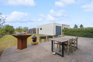 <p>Ontdek deze unieke, vrijstaande woning (bwj 2018) waar modern design en duurzaamheid hand in hand gaan.</p><p>Gelegen in de rustige Winkelwarande te Sint-Kruis-Winkel (9042 Gent). U geniet van een landelijke sfeer met een uitstekende verbinding naar het Gentse stadscentrum en de belangrijkste invalswegen (R4/E17).</p><p></p><p>Troeven van de Woning</p><ul><li><p>Architectuur: Strak design met grote glaspartijen voor maximale natuurlijke lichtinval.</p></li><li><p>Ruimte & Licht: Een indrukwekkende leefruimte met open designkeuken, voorzien van hoogwaardige toestellen en een centraal kookeiland.</p></li><li><p>Comfort: 1 master bedroom met dressing + ensuite badkamer op gelijkvloers en 3 ruime slaapkamers + badkamers op 1ste verdiep</p></li><li><p>Buitenleven: een zonnige tuin met terras, ideaal voor ontspanning in volledige privacy + een ruime dubbele garage.</p></li></ul><p>Future-Proof Technieken : </p><ul><li><p>EPC = A - 16 zonnepanelen</p></li><li><p>Domotica - alarmcentrale</p></li></ul><p>Dankzij de doordachte indeling en de royale ruimte leent deze woning zich overigens uitstekend voor een combinatie van wonen en werken, zoals een praktijkruimte, uitoefening van een vrij beroep of zelfs kangoeroewonen.</p><p></p><p>Bezoek plannen?</p><p>Neem contact op met Ellen voor een persoonlijke rondleiding.</p><p>📞 0475 40 07 70 | 📧 ellen@altro-vastgoed.be</p>