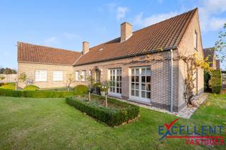Welkom in deze karaktervolle landelijke woning met 4 slaapkamers in een doodlopende straat te Machelen, Zulte, gelegen op een schitterende...