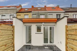 This ready-to-move-in house can be found on the outskirts of Ghent in a car-free street with a lot of charm.Once you get off the road, you will...