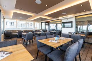 <p><strong>Te koop: unieke horecazaak met bewezen omzetcijfers op topligging aan de Zeedijk in Middelkerke.</strong><br /><br /> </p>
<p>Restaurant Deauville is sinds de jaren 90 een gevestigde waarde aan de kust en geniet een uitstekende reputatie bij toeristen en vaste klanten. Dankzij de bewezen omzetcijfers draait deze zaak zowel in de zomer als winter op volle toeren.<br /><br /> </p>
<p>De zaak beschikt over een ruime restaurantzaal, binnenterras, bar, volledig uitgeruste professionele PALUX-keuken en sanitair. Er zijn 152 zitplaatsen: 78 binnen, 26 op het privatieve terras en 48 op het ruime zomerse terras aan de overzijde van de straat (toegelaten van 15 maart tot 15 november).<br /><br /> </p>
<p>Daarnaast is er een garage inbegrepen in de prijs, momenteel gebruikt als stockageruimte. Deze is samen met de achteringang bereikbaar via de koer achter het gebouw, wat leveringen eenvoudig maakt.<br /><br /> </p>
<p>De uitzonderlijke hoekligging, aan het begin van het autotoegankelijke deel van de zeedijk, zorgt voor een vlotte bereikbaarheid en parkeermogelijkheden vlak voor de deur.<br /><br /> </p>
<p><strong>Belangrijkste ruimtes:</strong><br />• Ruime restaurantzaal met apart binnenterras.<br />• Volledig uitgeruste bar.<br />• Professionele PALUX-keuken.<br />• Sanitair op de kelderverdieping.<br />• Twee buitenterrassen met 78 zitplaatsen.<br />• Garage inbegrepen.</p>
<p><br /><br /><strong>Troeven:</strong><br />• Absolute topligging op de zeedijk.<br />• Parking en bereikbaarheid voor de deur.<br />• Bekende horecazaak sinds de jaren 90.<br />• Winstgevende uitbating met bewezen omzetcijfers.<br />• 152 zitplaatsen, ideaal voor een hoog bezoekersvolume.</p>
<p><br /><br />Neem vandaag nog contact op met Kyan voor meer informatie of een bezoek.</p>
<p><br /><br /><strong>JOUW DROOMZAAK. ZO GEVONDEN!</strong></p>