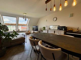 Appartement te koop op de 3de verdieping in Harelbeke met 2 slaapkamers <br />Ontdek dit lichtrijke appartement, gelegen op de derde verdieping in Harelbeke.<br />Bij het betreden van het appartement komt u terecht in de ruime en aangename leefruimte, waar de grote raampartijen zorgen voor veel lichtinval. Aansluitend bevindt zich de volledig uitgeruste keuken met de nodige toestellen. Naast de keuken is er een handige berging, waar ook de verwarmingsketel hangt.<br />Vanuit de leefruimte heeft u toegang tot het zonnige terras, waar u kunt genieten van een prachtig uitzicht.<br />Verder beschikt het appartement over een apart gastentoilet, twee slaapkamers en een badkamer met een douche, lavabo en de aansluiting om een bad te plaatsen. Er is nog een aparte berging voor wasmachine te plaatsen .<br />Als extra troef is er de mogelijkheid om een garage bij te kopen voor € 22.500<br />Bent u op zoek naar een instapklaar appartement met een ruim terras en een mooie ligging in Harelbeke? Neem dan gerust contact op voor een bezoek 0470 11 17 12