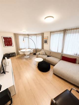 <p><span>Instapklare duplex van 124 m² met 2 à 3 slaapkamers op toplocatie in Gentbrugge</span></p><p><span>Op een uitstekende ligging in Gentbrugge bevindt zich deze volledig gerenoveerde duplex met een bewoonbare oppervlakte van </span><span>124 m²</span><span>. De woning werd in </span><span>2025</span><span> smaakvol vernieuwd en combineert ruimte, licht en hedendaags wooncomfort.</span></p><p><span>Via de inkomhal bereikt u de ruime en lichtrijke leefruimte, waar grote raampartijen voor een aangename sfeer zorgen. De moderne, volledig uitgeruste keuken beschikt over een inductiekookplaat, combi-oven en voldoende kastruimte. Verder vindt u twee volwaardige slaapkamers, een stijlvolle badkamer met inloopdouche en een afzonderlijk toilet. De bovenste verdieping biedt een ruime polyvalente ruimte (52.23 m²) die perfect kan dienen als derde slaapkamer, bureau, dressing of hobbykamer.</span></p><p><span>Dankzij het </span><span>EPC-label B</span><span> geniet u van een energiezuinige woning. Verder beschikt het appartement over centrale verwarming, een privatieve kelderberging en de mogelijkheid om een garage afzonderlijk aan te kopen.</span></p><p><span>De ligging is een absolute troef. Het appartement bevindt zich op wandelafstand van het Adolf Papeleupark en Park De Vijvers. Winkels, scholen en openbaar vervoer liggen in de onmiddellijke omgeving. Dankzij de nabijheid van de E17 en de tram bereikt u het historische centrum van Gent in ongeveer tien minuten. Een ideale woning voor wie op zoek is naar een ruim, instapklaar en energiezuinig appartement op een vlot bereikbare locatie.</span></p>