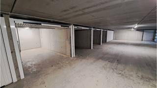 Ondergrondse GARAGEBOX met een zeer goede ligging in een recente residentie in de Jan Breydellaan in Sint-Andries Brugge.Ideaal voor buurtbewoners...