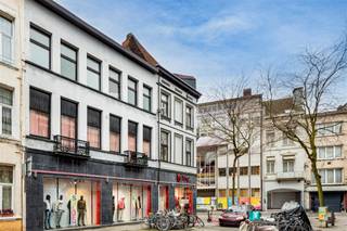 Prachtig handelspand op de hoek van de Offerandestraat en de Greinstraat. Het hoekpand bestaat uit een grote winkel op het gelijkvloers (ca 130...