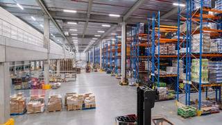 Logistics warehouse of 12,953 m², combined with 71 m² of move-in ready offices and 1,407 m² mezzanine, for rent.The building is strategically located...