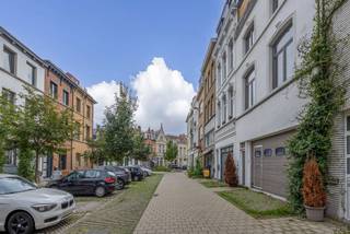 <p>Rustig wonen vlak bij het bruisende stadscentrum? In de bomenrijke Brusselstraat combineert deze bijzondere stadswoning het beste van twee werelden. Op korte afstand van Troonplaats, Markgrave en het Zuid, en tegelijk uitstekend verbonden met de belangrijkste invalswegen.<br /><br />Achter de gevel ontvouwt zich een verrassend open woning met ca. 197 m² bewoonbare oppervlakte. Hoge plafonds, zichtbare balken, grote raampartijen en de open indeling geven het geheel een uitgesproken loftgevoel.<br /><br /><strong>Open wonen met karakter</strong><br /><br />De leefverdieping vormt het hart van de woning. De zit- en eetruimte lopen naadloos in elkaar over en sluiten aan op de volledig ingerichte open keuken. Dankzij de hoge plafonds en overvloedige lichtinval voelt deze verdieping bijzonder ruim en open aan.<br /><br />De zichtbare balkenstructuur geeft het interieur karakter, terwijl de strakke afwerking en open verbinding tussen de verschillende ruimtes zorgen voor een eigentijdse uitstraling. Het resultaat is een woning die duidelijk anders aanvoelt dan de klassieke Antwerpse stadswoning.<br /><br /><strong>Twee slaapkamers en stijlvolle badkamer</strong><br /><br />Op de bovenliggende verdieping bevinden zich twee slaapkamers. Ook hier zorgen de volumes en natuurlijke lichtinval voor een aangenaam ruimtegevoel.<br /><br />De badkamer is stijlvol ingericht en beschikt over zowel een vrijstaand ligbad als een ruime inloopdouche.<br /><br /><strong>Een dakterras om echt te gebruiken</strong><br /><br />Helemaal boven bevindt zich misschien wel de fijnste plek van het huis. Het dakterras van ca. 45 m² vormt tijdens de warmere maanden een volwaardige extra leefruimte.<br /><br />Hier geniet je van ’s morgens tot ’s avonds van de zon. Bovendien bevindt zich direct naast het terras een bijkomende keuken. Ideaal voor een uitgebreid ontbijt buiten, een zomers diner of een aperitief met vrienden zonder telkens enkele verdiepingen naar beneden te moeten.<br /><br /><strong>Uitzonderlijk ruime inpandige garage</strong><br /><br />Een absolute luxe zo dicht bij het centrum: de woning beschikt over een zeer ruime inpandige garage met comfortabel plaats voor twee wagens én heel wat bijkomende ruimte achteraan.<br /><br />Fietsen, sportmateriaal, extra opslag of hobbygebruik vinden er moeiteloos hun plek. In combinatie met de grote kelder beschikt deze woning over uitzonderlijk veel praktische ruimte voor een stadswoning.<br /><br /><strong>Rustig én centraal</strong><br /><br />De Brusselstraat is een rustige, bomenrijke straat, terwijl het Antwerpse stadsleven zich vlakbij bevindt. Troonplaats en Markgrave liggen op korte afstand, het Zuid bereik je in ongeveer vijf minuten en ook het historische centrum is vlot bereikbaar.<br /><br />Tegelijk zit je hier strategisch ten opzichte van de belangrijkste invalswegen. Je woont dus dicht bij alles wat Antwerpen aantrekkelijk maakt, zonder voor elke verplaatsing de halve stad te moeten doorkruisen.<br /><br />Een bijzondere stadswoning voor wie het open gevoel van een loft zoekt, maar niet wil inboeten aan buitenruimte, parking, bergruimte of een centrale ligging.<br /><br />Bijzonderheden: ca. 197 m² bewoonbare oppervlakte | ca. 45 m² dakterras | 2 slaapkamers | 2 keukens | zeer ruime inpandige garage voor 2 wagens + extra ruimte | grote kelder | EPC C – 215 kWh/m² | bouwjaar 1918 | instapklaar.<br /><br />Voor meer informatie of een bezoek ter plaatse kan u contact opnemen met Vincent via 0475/21.00.86 vincent@reds.be</p>
