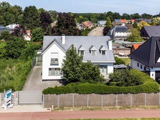 Karaktervolle en zeer ruime, op te frissen open bebouwing met 4 à 5 slaapkamers op perceel van 726 m² centraal gelegen op wandelafstand van centrum Ranst en het bos van Zevenbergen! Bestaande uit: inkomhal met apart toilet en voldoende plaats voor vestiaire; riante leefruimte in L-vorm op massieve parket en voorzien van haard; basis ingerichte keuken met zicht op de tuin, zeer ruim bureau of extra TV kamer (circa 20 m²). Op de verdieping: nachthal met apart toilet; 4 mooie slaapkamers, te moderniseren badkamer voorzien van dubbele lavabomeubel en ligbad met douchecombinatie. Voorts beschikt de woning nog over een ruime kelder, zolderberging, grote oprit met carport, aparte garage en mooi aangelegde tuin met vernieuwd terras. Centrale verwarming op aardgas; alarm; laadpaal voor elektrische wagen; ramen in PVC en aluminium schrijnwerk met dubbele beglazing, elektrische rolluiken en vliegenramen. Deze woning onderging reeds diverse energetische ingrepen (isolatie van kruipruimte en spouwmuur, alsook dakisolatie, zonnepanelen, enz.). Beschikbaar bij akte. EPC: 144 kWh/m² .