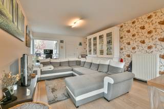 Ontdek deze verzorgde halfopen bebouwing in het gegeerde Vosseslag te De Haan, op een rustige ligging vlakbij bos en duinen. Deze woning uit 2011 bevindt zich op een perceel van 408 m² en biedt een ideale combinatie van comfort, ruimte en energiezuinig wonen.<br /><br />Bij het betreden van de woning komt u in de inkomhal met gastentoilet. De lichtrijke woonkamer met grote raampartijen en schuifraam sluit naadloos aan op de tuin en het terras. Aansluitend vindt u de volledig uitgeruste keuken met kwalitatieve toestellen en voldoende opbergruimte. Verder beschikt het gelijkvloers over een praktische berging en een inpandige garage met elektrische poort.<br /><br />Op de eerste verdieping bevinden zich drie volwaardige slaapkamers en een ruime badkamer uitgerust met ligbad, inloopdouche, toilet en lavabomeubel. Via een uitvouwtrap bereikt u de zolder, ideaal als extra bergruimte.<br /><br />De woning is voorzien van PVC-ramen met dubbele beglazing, centrale verwarming op aardgas en een conforme elektrische installatie. De regenwaterput van 5.000 liter is aangesloten op verschillende toepassingen, wat bijdraagt aan een duurzaam waterverbruik.<br /><br />De volledig afgesloten tuin met terras en tuinhuis biedt de perfecte plek om in alle privacy te genieten. De oprit biedt plaats voor twee wagens.<br /><br />Een instapklare gezinswoning op een toplocatie aan de kust! Ideaal als vaste woonst of tweede verblijf.