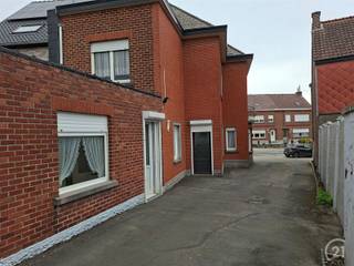 Gelegen in het centrum van Moerbeke, op wandelafstand van station, lagere school en winkels stellen wij u deze 3-gevelwoning voor met atelier...