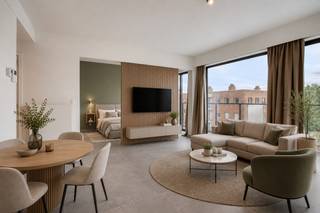 <span><span>Nabij het stadscentrum van <strong>Diksmuide</strong> bieden we u deze gezellige en comfortabele studio aan. De studio bevindt zich op de <strong>derde verdieping</strong> in een <strong>kleinschalige residentie</strong> vlakbij de voornaamste warenhuizen, winkelcentra en <strong>op wandelafstand van het station en de Grote Markt</strong> van Diksmuide. Vlot bereikbaar en goede verbinding met het openbaar vervoer gegarandeerd.<br /><br />Het eigendom werd<strong> recent gerenoveerd </strong>(RJ: 2020-2021) en voldoet aan alle hedendaagse kwaliteitsnormen. Bovendien is deze woonst erg <strong>energiezuinig</strong>, wat resulteert in een uitermate gunstige energiescore van 149 kWh/(m<sup>2</sup>/jaar) of <strong>energielabel B</strong>. Daarnaast is de elektrische installatie volledig conform gekeurd. Op heden wordt er verwarmd met<strong> centrale verwarming </strong>op aardgas. Ook alle ramen zijn voorzien van dubbele beglazing met PVC raamkozijnen.<br /><br />Bij dit aanbod hoort een <strong>afzonderlijke kelderberging </strong>(verdieping -1). Ook beschikt u over de <strong>mogelijkheid om een carport/overdekte autostaanplaats mee aan te kopen (prijs op aanvraag)</strong>.<br /><br /><strong>Op heden verhuurd aan €695/maand. Mooi jaarlijks bruto huurrendement van ca 4,07%. Geen kosten en direct rendement vanaf akte. Meer info gewenst over de huurvoorwaarden? Neem contact op met ons kantoor.</strong><br /><br /><u>De indeling van de ruimtes is als volgt:</u><br />inkomhal met inmaakkasten (technische ruimte, vestiaire, wasplaats) - apart gastentoilet - lichtrijke en aangename woonkamer met aansluitend de open, praktisch ingerichte keuken - slaapgedeelte (mogelijk om volledig af te scheiden van de leefruimte doormiddel van het plaatsen van (kast)wand) - ensuite badkamer uitgerust met douche en lavabomeubel - balkon.</span><br /><br /><span><em>OPM.: Enkele simulaties van mogelijke inrichting/bemeubeling werden toegevoegd aan de advertentie.</em></span></span><br /><br /><span><span><u>Enkele troeven:</u></span></span>
<ul>
<li><span><span>Instapklaar en energiezuinig;</span></span></li>
<li><span><span>tevens <strong>ideaal geschikt als investering voor verhuur</strong>;</span></span></li>
<li><span><span>recent gerenoveerd gebouw & lage, gemeenschappelijke kosten;</span></span></li>
<li><span><span>mogelijkheid tot aankoop carport;</span></span></li>
<li><span><span><strong>gemeenschappelijke, afgesloten fietsenstalling</strong>.</span></span></li>
</ul>
<span><span>Is uw interesse gewekt? Wenst u meer informatie of bezoek? Bel Diksimmo op het nummer <strong>051 50 11 51</strong> of mail naar <strong>diksmuide@diksimmo.be</strong>.</span></span>