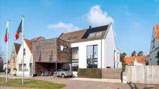 Centraal gelegen te Knokke, 3-gevelwoning hedendaagse architectuur (Bouwjaar 2014).Indeling : inkomhal met vestiaire en toilet. Veel lichtinval in...