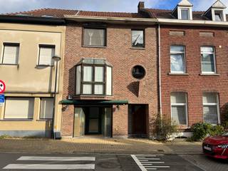 Leuke woning met mogelijke winkelruimte in het hart van Kortenberg. Deze gezinswoning heeft een ruime inkomhal met wc en bergingskast die...