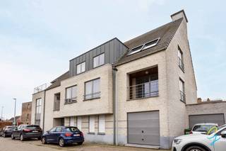 TE KOOP te Aalst. Dit instapklare appartement is gelegen in Aalst en biedt een praktische en comfortabele indeling. Het beschikt over een aangename leefruimte met ingerichte keuken en aangrenzende berging. Verder zijn er drie slaapkamers, een badkamer uitgerust met een dubbele lavabo en een bad met douchemogelijkheid.<br /><br />Daarnaast beschikt het appartement over een private garage, wat extra comfort en parkeergemak biedt.<br /><br />Het appartement is rustig gelegen en bevindt zich tegelijk in de nabijheid van het centrum van Aalst, winkels, scholen en openbaar vervoer. Ook belangrijke invalswegen zijn vlot bereikbaar.<br /><br />kortom: een degelijk en functioneel appartement met alle nodige voorzieningen.<br /><br />Graag een bezoek? Contacteer Laura Lauwereys op 0469 14 29 44 of mail naar laura.l@cornelis-goeman.be voor een afspraak.