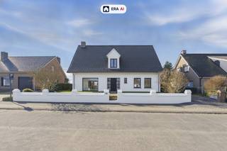 <p>Te koop: te renoveren ruime open bebouwing met veel mogelijkheden, gelegen in het landelijke Pollinkhove, op een boogscheut van Lo en op slechts 15 minuten rijden van Veurne.</p>
<p><br />Deze solide woning uit 1976 biedt maar liefst 250 m² bewoonbare oppervlakte en staat op een prachtig perceel van 1000 m² met ideale oriëntatie en vrij zicht over de velden. Perfect om een groot gezin of voor wie een praktijk aan huis wil combineren met wonen. De rustige groene omgeving, nabij scholen en voorzieningen, maakt dit een bijzonder aangename plek om te wonen. Mits de nodige renovaties kan dit een pareltje worden.</p>
<p> </p>
<p>Belangrijkste ruimtes:<br />• Woonkamer (45 m²) met veel lichtinval en uitzicht op de tuin<br />• Keuken (16,85 m²) met directe toegang tot de veranda<br />• Veranda<br />• 6 slaapkamers variërend van 15 m² tot 23,5 m²<br />• Badkamer (6,75 m²)<br />• inpandige Garage (30 m²)<br />• Berging <br />• Inkomhal en ruime nachthal <br />• Apart toilet</p>
<p> </p>
<p>Troeven:<br />• Mooi ruim zongericht perceel van 1000 m² en vrij zicht over de velden<br />• Ruime, solide woning met +250 m² bewoonbare oppervlakte, ideaal voor groot gezin of praktijk aan huis<br />• Gelegen in het rustige landelijke Pollinkhove op 15 minuten rijden van Veurne en de E40.</p>
<p>Neem vandaag nog contact op met je ERA-makelaar voor een bezoek.<br /><strong>peter.teugels@era.be<br />0473/39 04 01</strong></p>