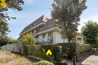 <u><em><strong>Appartement exclusif en attique avec grandes terrasses ensoleillées dans la Résidence Elzenhof</strong></em></u><br /><br />Dans un emplacement exceptionnellement calme, au cœur de la verdure et à la lisière du quartier prisé de Dumont, se trouve cet unique appartement en attique dans la stylée Résidence Elzenhof. À seulement 250 mètres de la plage et à distance de marche du centre animé, vous profiterez ici d'une combinaison rare de confidentialité, de confort et d'un emplacement de premier choix.<br /><br />En entrant dans l'appartement, vous serez accueilli par un hall d'entrée soigné avec toilettes pour invités. Le vaste espace de vie est baigné de lumière naturelle toute la journée grâce aux grandes baies vitrées et forme, avec la cuisine séparée, un environnement de vie agréable et accueillant.<br /><br />L'orientation sud-est garantit un ensoleillement optimal, vous permettant de profiter des deux superbes terrasses qui se connectent harmonieusement à l'espace de vie, du matin jusqu'au coucher du soleil. Une expérience extérieure unique où le calme et la confidentialité sont au centre des préoccupations.<br /><br />L'appartement dispose de deux chambres spacieuses et confortables, dont une donne directement sur la terrasse ensoleillée. La salle de bains élégante est soigneusement aménagée avec une grande douche à l'italienne, un meuble lavabo raffiné et des toilettes supplémentaires.<br /><br />Une valeur ajoutée indéniable est l'exceptionnelle terrasse spacieuse, équipée de quatre débarras pratiques. L'un d'eux est équipé d'un branchement pour une machine à laver, tandis que les autres débarras offrent un vaste espace de rangement supplémentaire.<br /><br />Au sous-sol, vous trouverez également une grande cave privative, idéalement située à proximité de l'ascenseur. De plus, la résidence dispose d'un local à vélos commun.<br /><br />Cet appartement exclusif en attique constitue le choix parfait en tant que résidence principale élégante ou en tant que deuxième maison luxueuse en bord de mer. Une opportunité unique pour ceux qui recherchent espace, tranquillité, confort et une expérience de vie sans souci dans l'un des emplacements les plus recherchés de De Panne.<br /><br /><strong>Optionnel :</strong><br />Il est possible d'acquérir un garage souterrain spacieux. Celui-ci offre non seulement de la place pour une voiture, mais dispose également d'un espace supplémentaire suffisant pour des vélos, du matériel de plage ou un stockage supplémentaire.<br /><br />Avec l'installation d'une pompe à chaleur, l'appartement peut obtenir un label EPC B favorable (158 kWh/m² an).