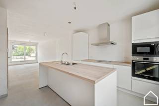 Dit duplex appartement met enorm veel natuurlijke lichtinval en ruime zuidgerichte terras biedt tal van andere troeven...ONTDEK HET APPARTEMENT VIA...