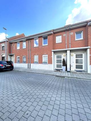 Instapklare woning met 4 slaapkamers, tuin (Z), garage + uitwegIndeling:Gelijkvloers: inkomhal, wc, leefruimte, keuken, berging met waterverzachter,...