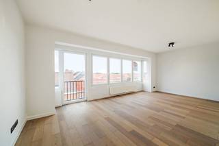 Bent u op zoek naar een instapklaar appartement gelegen in een rustige en aangename woonomgeving? Dan is dit appartement met twee slaapkamers in Residentie Wellington, gelegen in het westerkwartier van Oostende, zeker een bezoek waard. Dit appartement bevindt zich op de derde verdieping van een kleinschalige residentie zonder lift en biedt een praktische indeling met een lichtrijke leefruimte, een open keuken, twee slaapkamers en een badkamer. Ook is er een fietsenberging aanwezig alsook een aparte berging. Het appartement is instapklaar, waardoor u het appartement meteen kan betrekken. Als absolute troef van dit appartement is dat er een garage in het gebouw in de prijs inbegrepen zit, een absolute meerwaarde in deze buurt. Neem vandaag nog contact met ons op voor meer informatie of een bezoek ter plaatse.