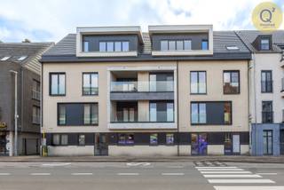 
Bent u op zoek naar een unieke woonplek die luxe, ruimte en een strategische ligging combineert? Dit nagenoeg nieuwe gelijkvloerse appartement uit 2021 biedt met zijn 98 m² aan bewoonbare oppervlakte een uitzonderlijke levenskwaliteit in het centrum van Sint-Antonius (Zoersel). De indeling is verrassend ruim en licht: een royale leefruimte met een moderne open keuken vormt het hart van de woning, geflankeerd door twee zeer grote slaapkamers die rust en privacy garanderen. Wat dit eigendom echter echt uniek maakt, is de veelzijdigheid. Dankzij de commerciële toplocatie aan de belangrijkste straat en de slimme indeling, leent dit pand zich namelijk perfect voor wie wonen en werken wil combineren of de ruimte volledig als handelszaak, kantoor of praktijkruimte wil aanwenden.

Op technisch vlak is dit appartement een absolute uitblinkster en volledig klaar voor de toekomst. Met een uitstekend EPC van 52 kWh/m² geniet u van een uiterst laag energieverbruik. Het pand is voorzien van de modernste technieken, waaronder een warmtepomp met vloerverwarming voor een heerlijk binnenklimaat, zonnepanelen voor groene energie, waterrecuperatie en een geavanceerd alarmsysteem. Alles is tot in de puntjes afgewerkt en volledig instapklaar, zodat u zonder zorgen kunt verhuizen. Het wooncomfort wordt verder vervolledigd door een private overdekte parkeerplaats en een uitzonderlijk grote kelderberging op de ondergrondse verdieping, wat een zeldzame luxe is in deze kern; deze zijn verplicht mee aan te kopen aan 25.000€.

Dit pand is de ideale match voor een breed publiek: van singles of koppels die op zoek zijn naar een ruim gelijkvloers appartement met alle voorzieningen op wandelafstand, tot ondernemers en vrije beroepers die hun zaak willen vestigen op een zichtlocatie zonder in te boeten op kwaliteit. Of u nu droomt van een riant appartement, een modern kantoor of een combinatie van beide, deze locatie biedt de flexibiliteit die u zoekt. Een buitenkans voor wie duurzaamheid en een centrale ligging hoog in het vaandel draagt.
