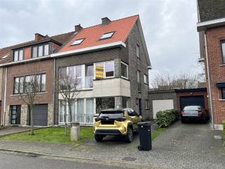 Deze mooie halfopen bebouwing gelegen in een rustige buurt, maar met een uitstekende mobiliteitsscore (9,4/10), combineert een eigentijdse stijl met de charme van de jaren '70. De houten wandboekenkast in de woonkamer werd ontworpen door de befaamde interieurarchitect André Verroken. De glas-in-lood voordeur is van de hand van kunstenaar Guy Massinon. De authentieke elementen werden behouden tijdens de renovatie van deze woning. De troeven van deze woonst op een rij :-Drie aangename en lichtrijke slaapkamers, waarvan 2 reeds voorzien van ingebouwde kasten. Alle slaapkamers zijn voorzien van vliegenramen.-Sfeervolle en lichtrijke woonkamer met zicht op de Zuid georiënteerde tuin. Een extra gedeelte van de woonkamer bevindt zich vooraan en kan als thuiswerkkantoor worden gebruikt, of anders worden ingevuld.-Verzorgde keuken: in 2024 vernieuwd met hoogwaardige apparatuur en een strak design.-Gezellige eetkamer: ideaal voor familiediners en bijeenkomsten.-Riante tuin met groot terras: een groene oase waar u kunt ontspannen, spelen en genieten van de buitenlucht, doch onderhoudsvriendelijk.-Moderne badkamer: stijlvol gerenoveerd met douche, lavabomeubel, hangtoilet en aansluitingen voor wasmachine en droogkast.-Bergzolder: volledig gerenoveerd &amp; geïsoleerd anno oktober 2024, veel bergruimte voor al uw extra spullen mogelijk.-Kelder : bijkomende opslag hier mogelijk.-Parkeerplaats: handige garage met deur naar de tuin, en privé oprit voor 3 wagens.-Uitstekende locatie: op wandelafstand van station Mechelen, scholen, openbaar zwembad, sportterreinen en winkels, op 3 minuten van de E19. Deelsteps beschikbaar op de straathoek.