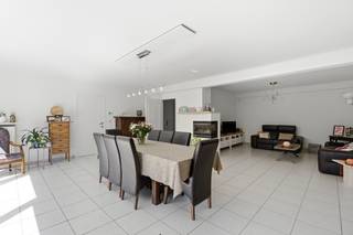 <p>Zoek je de ruimte van een woning, maar het gemak van een appartement? Dan verdient dit verrassend ruime appartement op de eerste verdieping in het centrum van Zedelgem jouw aandacht. Met een bruikbare vloeroppervlakte van maar liefst 136 m² geniet je hier van een uitzonderlijk gevoel van ruimte. De royale leefruimte van circa 52 m² biedt plaats aan een volwaardig salon, een ruime eetplaats en eventueel een bureau- of leeshoek. Dankzij de ramen en buitenruimtes aan beide zijden valt er doorheen de dag mooi natuurlijk licht binnen.</p><p>De afzonderlijke keuken van circa 12 m² sluit aan op een praktische binnenberging. Verder zijn er een ruime inkomhal met vestiaire, twee volwaardige slaapkamers van circa 20 m² en 12 m², een badkamer met ligbad en afzonderlijke douche en een apart toilet. De balkons en het terras zorgen voor aangename extra buitenruimte.</p><p>Ook parkeren en opbergen vormen hier geen vraagstuk: een ruime privatieve kelderberging én een garagebox op het gelijkvloers zijn inbegrepen in de verkoopprijs. Met EPC-label B, een condenserende gasketel uit 2020, conforme elektriciteit en een asbestveilig attest beschikt het appartement bovendien over mooie technische troeven.</p><p>Is dit de ruimte die je in de meeste appartementen mist? Kom dan zelf ontdekken hoeveel wooncomfort 136 m² te bieden heeft.</p><p>Interesse? </p>