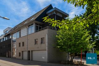 Dit recente en uitstekend onderhouden opbrengsteigendom, gelegen in Willebroek, werd gebouwd in 2013 en bestaat uit 6 ruime appartementen met oppervlaktes variërend van 100 m² tot 142 m². Elk appartement beschikt over 2 volwaardige slaapkamers, een private garage en een afzonderlijke berging, wat zorgt voor een hoog wooncomfort en een uitstekende verhuurbaarheid.<br />Het gebouw is uitgerust met een lift en werd opgetrokken volgens hedendaagse normen. Bovendien beschikken 5 appartementen over een gunstig EPC-label A en 1 appartement over EPC-label B, wat resulteert in een energiezuinig gebouw met beperkte energiekosten voor de huurders. Daarnaast zijn alle elektrische installaties conform gekeurd, wat deze investering extra zorgeloos maakt.<br />De eigendom genereert momenteel een maandelijkse huuropbrengst van € 5.430-, en biedt daarmee een onmiddellijk en stabiel rendement. Het kadastraal inkomen bedraagt € 5.082.<br />Troeven van deze opbrengsteigendom:<br />Opbrengstgebouw met 6 appartementen<br />Appartementen van ca. 100 m² tot 142 m²<br />Elk appartement beschikt over 2 slaapkamers<br />Private garage en afzonderlijke berging per appartement<br />Lift aanwezig<br />Bouwjaar 2013<br />5 appartementen met EPC-label A en 1 appartement met EPC-label B<br />Conforme elektrische keuringen<br />Maandelijkse huuropbrengst van € 5.430-,<br />Goed onderhouden en kwalitatief afgewerkt gebouw<br />Energiezuinige en toekomstgerichte investering<br />Deze opbrengsteigendom combineert ruime en kwalitatieve appartementen met een sterke huurmarkt, uitstekende energiescores en conforme technische installaties. Een unieke opportuniteit voor investeerders die op zoek zijn naar een recente, duurzame en rendabele vastgoedbelegging met onmiddellijk inkomen.