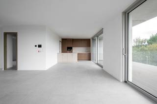 Welkom in Residentie De Grote Laak - Een warme thuis in het hart van Testelt
In het charmante Testelt vind je De Grote Laak: een kleinschalige residentie van 18 prachtige, nieuwe assistentiewoningen te koop, gebouwd door familiebedrijf Dockx.
- Prachtige flats -
Ontworpen met oog voor licht, ruimte en aangenaam wonen. Deze instapklare woningen met 1 of 2 slaapkamers bieden 72 m² tot 124 m² aan wooncomfort. Ook buiten is het heerlijk vertoeven. De ruime, zonnige terrassen tot maar liefst 63 m² vormen een heerlijke verlenging van je woning en bieden alle ruimte om in alle rust van het buitenleven te genieten.
Wat De Grote Laak écht bijzonder maakt? Elke woning heeft een eigen privé-buiteningang. Geen lange gangen of het gevoel van een klassiek assistentiewoningencomplex, maar vooral extra privacy, vrijheid en het warme gevoel van écht thuiskomen.
- Tarieven assistentiewoning -
Een stijlvolle nieuwbouwwoning met 1 slaapkamer is beschikbaar vanaf € 275.494 excl. kosten. Voor een woning met 2 slaapkamers starten de prijzen vanaf € 334.871 excl. kosten.
Inbegrepen in de vaste diensten:
- Oproepsysteem met permanentie van Z-Plus
- Organisatie van crisis- en overbruggingszorg door Z-plus
- Begeleiding door woonassistent
- Organisatie van supplementaire zorg en diensten
- Gebruik van gemeenschappelijke ruimtes
- Videoparlofoon
Er is ook een mogelijkheid tot het kopen van een ondergrondse parking en/of berging.
- Zorg en welzijn -
De woonassistent fungeert als vast aanspreekpunt. Hij verwelkomt jou en maakt je wegwijs in het gebouw. Een vertrouwd gezicht dat vaak ter plaatse aanwezig zal zijn en steeds bereikbaar is voor vragen en bezorgdheden.
Voor de professionele ondersteuning vonden we in Z-Plus de ideale partner die dezelfde visie deelt. Zij bemannen dag en nacht de noodcentrale met een gespecialiseerd team. Zo is hulp nooit ver weg wanneer je die nodig hebt.
De ruime assistentiewoningen hebben alle wooncomfort voor actieve senioren en zijn onmiddellijk beschikbaar.
- Locatie: Rinusveld 2-16 te Testelt
- Centrale rustige ligging
- Oppervlaktes van 72m² tot 124m²
- Ruime terrassen (gemiddeld 30m²)
- Erkend door Agentschap Zorg&Gezondheid
- 12% BTW + vrijstelling OV voor 10 jaar
- Startprijzen excl. kosten vanaf €275.000,-
Hebben wij je interesse gewekt? Neem dan snel contact met ons op!
jolien@dockx.com
+32 14 37 75 73