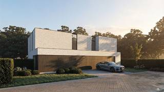 Stap binnen in de strakke elegantie van een moderne halfopen nieuwbouwwoning, compleet met inpandige garage, gelegen op een zuid-georiënteerd perceel in een serene verkaveling. Deze eigentijdse woning biedt niet alleen een oase van rust maar ook een harmonieuze mix van modern design en comfort.<br />Deze energiezuinige BEN-woning is uitgerust met geavanceerde technologieën, waaronder een warmtepomp, vloerverwarming op het gelijkvloers en de verdieping, ventilatie type D met warmterecuperatie, een regenwaterput van 10.000L, zonnepanelen, en meer.<br />Het zuid-georiënteerde perceel vangt de zonnestralen optimaal op en creëert een lichte en luchtige sfeer in de woning. Interesse in deze woning of bespreekt u graag even de verschillende mogelijkheden? 0497 588 888 of ewout@huysmanbouw.be. Ook voor een afspraak in onze kijkwoning maak ik graag tijd voor u vrij. <br /> 
