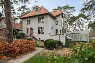 Op een goede locatie in Keerbergen bevindt zich deze authentieke villa met 4 slaapkamers, polyvalente ruimtes, uitgerust bijgebouw, dubbele garage...