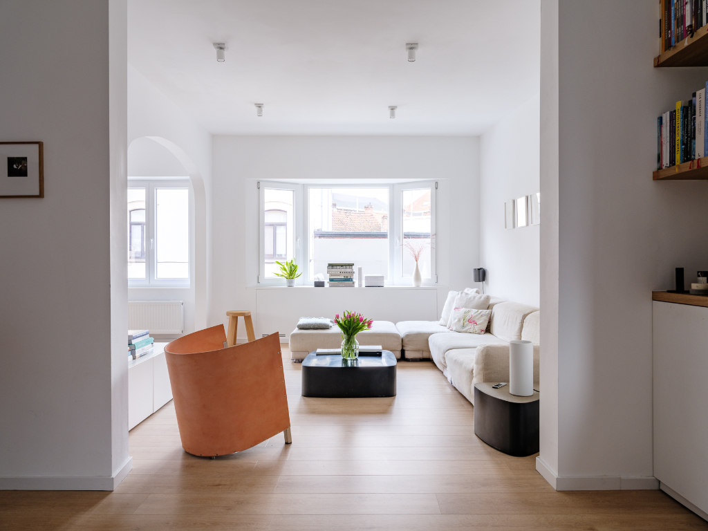 Stijlvol en lichtrijk 2-slaapkamer appartement met terras op wandelafstand van het historisch centrum. - foto 5