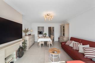 Op de geliefde Graaf Jansdijk, op slechts een steenworp van de zee, vinden we dit volledig vernieuwde appartement waar comfort, kwaliteit en een uitstekende ligging perfect samenkomen. De Pier, het centrum en het Casino van Blankenberge bevinden zich allemaal op wandelafstand.

Het appartement werd volledig gerenoveerd met oog voor detail en afgewerkt met kwalitatieve materialen. Dankzij de zuidelijke oriëntatie geniet je doorheen de dag van heel veel natuurlijk licht. Bovendien werden alle ramen vernieuwd en extra geïsoleerd, wat bijdraagt aan het hedendaagse comfort.

De stijlvolle, volledig vernieuwde keuken vormt een echte blikvanger en werd uitgerust met hoogwaardige materialen en kwalitatieve toestellen. Vanuit de keuken heb je bovendien een aangenaam zicht op de leefruimte, waardoor beide ruimtes mooi met elkaar verbonden zijn.

Aan de achterzijde bevinden zich twee ruime, volwaardige slaapkamers. Verder beschikt het appartement over een verzorgde badkamer met douchecabine en aansluitingen voor wasmachine en droogkast, evenals een afzonderlijk toilet. In de kelderverdieping van het gebouw is er ook nog een privatieve berging.

Dankzij de combinatie van de uitstekende ligging, de hoogwaardige renovatie en de zonnige oriëntatie is dit appartement een ideale uitvalsbasis aan zee, zowel als tweede verblijf als vakantieappartement.

👉 Aarzel niet en contacteer Jens via jens@keyimmo.be of 0496 41 55 77 en ontdek deze kans in Blankenberge