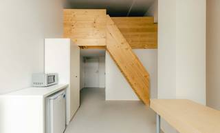 <p>Dit ingerichte en lichtrijke kot van 38 m² in Luik is de ideale uitvalsbasis voor studenten.</p><p>Met een plafondhoogte van 4 meter en grote ramen straalt de ruimte licht en openheid uit. Het kot beschikt over een eigen badkamer met een inloopdouche, toilet en lavabo, en biedt verder een comfortabel bed op een mezzanine, een koelkast, een kledingkast en een bureau.</p><p>De huurprijs bedraagt €695, met een bijkomende kost van €205. Gelegen aan de Rue de l'Université, bevindt dit kot zich letterlijk in het hart van de stad. Universiteiten, hogescholen, het treinstation, hippe bars, restaurants, fitnesscentra en de Universiteitscampus liggen allemaal op loopafstand.</p><p>Voor meer informatie kun je contact opnemen via het nummer +32 4 250 04 88. Onze vertegenwoordigers staan je graag te woord!</p><p>Opgelet: enkel voor studenten!</p>