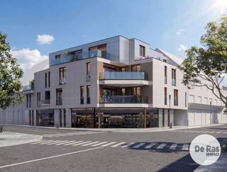 <p><strong>AALST – Nieuwbouwproject Residentie De Gentpoort in het centrum van Aalst</strong><br /><br />In het centrum van Aalst wordt Residentie De Gentpoort gerealiseerd, een hedendaags nieuwbouwproject met 7 appartementen en 2 handelsruimtes. Dankzij de centrale ligging bevinden winkels, horecazaken, diensten en openbaar vervoer zich op wandelafstand.<br /><br />De appartementen beschikken elk over 2 slaapkamers, 1 of 2 badkamers en 1 of 2 terrassen met een gunstige oriëntatie. Ook voor ondernemers biedt dit project interessante mogelijkheden. Eén handelsruimte beschikt over een private tuin, terwijl de andere uitgeeft op het levendige Vredeplein.<br /><br />Op het vlak van comfort en energiezuinigheid zet Residentie De Gentpoort sterk in op moderne technieken. De innovatieve ICF-bouwmethode zorgt voor een goede isolatie, luchtdichtheid en akoestisch comfort. Daarnaast worden de appartementen uitgerust met een geothermische warmtepomp, vloerverwarming met passieve koeling, ventilatiesysteem D, driedubbele beglazing en zonnepanelen.<br /><br />Ook aan praktisch comfort is gedacht. De ondergrondse parkeerkelder beschikt over 7 autostaanplaatsen en 7 private bergingen en is toegankelijk via een autolift. Verder zijn er ondergrondse en bovengrondse fietsenstallingen voorzien. Een lift, videofoon en smartlocks zorgen voor extra gebruiksgemak.<br /><br />De appartementen worden aangeboden volgens het sleutel-op-de-deurprincipe, waarbij u nog keuzes kunt maken voor onder meer de vloeren, keuken en het sanitair. De handelsruimtes worden casco opgeleverd, zodat u deze naar eigen wens en volgens de noden van uw activiteit kunt inrichten.<br /><br />Residentie De Gentpoort combineert hedendaagse architectuur, energiezuinig wooncomfort en een centrale ligging. Zowel voor eigen bewoning als voor een investering of commerciële activiteit biedt dit project interessante mogelijkheden.<br /><br />Aankoop onder gesplitst stelsel:<br />Grondwaarde: €82.771,88 (12% registratierechten)<br />Constructiewaarde: €248.315,63 (21% btw)<br />Totaal incl. btw, excl. kosten en excl. notariskosten: €393.166,41<br /><br />Contacteer ons voor meer informatie over de beschikbare appartementen en handelsruimtes via 053/60.65.60.</p>