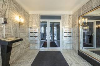 <p><span>ANVERS - Mechelsesteenweg</span><span> : Très spacieux penthouse avec une magnifique vue panoramique, 4 chambres à coucher, 2 salles de bains et une place de parking.</span></p><p><span> </span></p><p><span>Profitez du meilleur de la vie urbaine anversoise avec un accès facile aux routes principales. </span></p><p><span>Dans ce magnifique immeuble, avec son hall d'entrée unique en marbre, vous trouverez des appartements sublimes avec un parking souterrain pratique.</span></p><p><span>Depuis le 8° étage, on profite d'un espace de vie généreux et d'une vue panoramique unique.</span></p><p><span> </span></p><p><span>DESCRIPTION :</span></p><p><span> </span></p><p><span>Spacieux hall d'entrée avec toilette et vestiaire.</span></p><p><span>Salon très spacieux et lumineux (environ 75m²) avec cheminée en marbre authentique. Vues magnifiques et petite terrasse.</span></p><p><span>Cuisine adjacente entièrement équipée avec placards, tous les appareils électroménagers et coin petit-déjeuner.</span></p><p><span>Chambre principale (environ 24m²) donnant sur la terrasse arrière. Climatisation.</span></p><p><span>Salle de bain annexe 1 avec baignoire, double lavabo et toilette.</span></p><p><span>Chambre 2 (environ 16m²) avec air conditionné, également située à l'arrière et donnant sur la terrasse.</span></p><p><span>2 chambres supplémentaires d'environ 10m² chacune.</span></p><p><span>Salle de bains supplémentaire.</span></p><p><span> </span></p><p><span>Parking intérieur à €40,000</span></p><p><span> </span></p><p><span>PARTICULARITES :</span></p><p><span> </span></p><p><span>* Très belle situation sur la Mechelsesteenweg.</span></p><p><span>* Bâtiment luxueux et authentique</span></p><p><span>* Vue magnifique</span></p><p><span>* Espace de vie spacieux</span></p><p><span>* Climatisation</span></p><p><span>* Parking souterrain</span></p><p><span> </span></p>