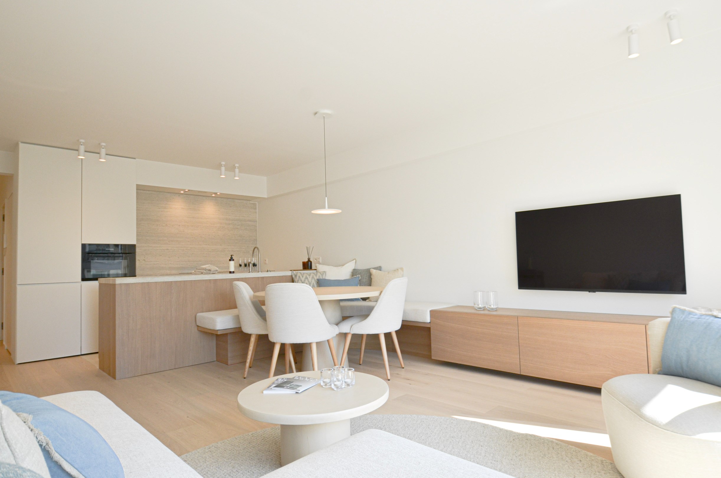 Centraal gelegen, volledig gerenoveerd appartement met drie slaapkamers. - foto 2