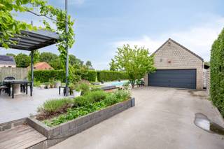 Deze riante woning is landelijk gelegen doch nabij het het centrum van Geel en met een goede verbinding met de E313 en de omliggende gemeenten. Een grote troef is het mooie perceel van 1.817m² met vrij uitzicht op de achtergelegen weilanden. <br /><br />Beschrijving<br />U betreedt de woning via de inkomhal met gastentoilet en vestiaireruimte. Vooraan de woning bevindt zich de praktijkruimte met 3-4 kamers/consultatieruimtes. Deze ruimte heeft tevens een zij-ingang en kan perfect ingedeeld worden als extra wooneenheid met badkamer, slaapkamers, ... of gebruikt worden voor andere doeleinden.<br /><br />Verder is er op de gelijkvloerse verdieping een lichtrijke leefruimte met open keuken voorzien van alle nodige toestellen. Hier heeft u een prachtig zicht op de tuin met zwembad en rechtstreeks toegang tot het gezellig terras.<br /><br />Op de eerste verdieping is er een grote slaapkamer met aanpalend een volledig uitgeruste badkamer. Daarnaast is er nog een bureauruimte of mogelijks 2de slaapkamer.<br /><br />Op de tweede verdieping zijn er tot slot nog 2 grote slaapkamers voorzien van ingemaakte kasten en met elks een toilet en een douchekamer.<br /><br />Tuin:<br />De fraai aangelegde tuin is zuidoost-gericht en voorzien van een verwarmd zwembad waardoor het hier heerlijk vertoeven is. Zijdelings het perceel bevindt er zich een aparte garage van maar liefst 90m². Vooraan de woning is er nog ruimte voor het parkeren van 5 auto's. De tuin is rondom aangeplant wat zorgt voor veel privacy.<br /><br />Voor meer informatie en de bouwvoorschriften contacteer ons via info@vastengoed.be of 014/72.73.74.<br /><br />Wenst u een gratis schatting van uw eigendom? Contacteer ons vrijblijvend voor een afspraak!