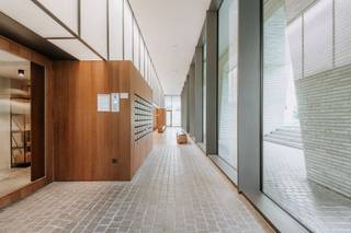 <p><span>Recent gebouwd en instapklaar appartement met terras nabij Domein Hertoghe</span></p><p><span> </span></p><p><span>OMGEVING</span></p><p><span>Dit modern en instapklaar appartement is gelegen op de 1ste verdieping en werd in 2022 gebouwd. Dankzij de centrale ligging bevinden zich leuke hotspot, winkels en terrasjes om de hoek. Daarnaast bevinden de bus, tram en belangrijke verbindingswegen voor de deur. </span></p><p><span> </span></p><p><span>INDELING</span></p><p><span>Via de inkomhal, die alle ruimtes verbindt, kom je binnen in de lichtrijke open leefruimte met een volledig geïnstalleerde keuken. De keuken is voorzien van een vaatwasser, combi-oven, koelkast en diepvries. Vanuit de leefruimte heb je rechtstreeks toegang tot het gezellig terras, waar je kan genieten van de ochtendzon. </span></p><p><span> </span></p><p><span>Het appartement beschikt over 2 slaapkamers, één kamer kan gebruikt worden als de hoofd slaapkamer, terwijl de tweede kamer kan dienen als dressing, bureau of logeerkamer. </span></p><p><span> </span></p><p><span>De stijlvolle badkamer werd praktisch ingericht met een dubbel lavabomeubel en inloopdouche. Daarnaast is er een apart toilet aanwezig.</span></p><p><span> </span></p><p><span>Verder is er een technische ruimte met extra opbergruimte, voorzien van aansluitingen voor een wasmachine.</span></p><p><span> </span></p><p><span>Bewoners beschikken onder meer over een fitnessruimte die exclusief toegankelijk is voor het gebouw, een privatieve fietsenberging en de aanwezigheid van een conciërge die dagelijks in het gebouw aanwezig is. </span></p><p><span> </span></p><p><span>Extra troef: een ondergrondse autostaanplaats die je apart kan aankopen voor 35.000 euro. </span></p><p><span> </span></p><p><span>Gemeenschappelijke kosten: €190,96 per kwartaal (onderhoud lift, onderhoud gemene delen, elektriciteit gemene delen, conciërge en syndicus)</span></p><p><span> </span></p><p><span>BIJZONDERHEDEN</span></p><p><span>- Recent gebouwd (bouwjaar 2021)</span></p><p><span>- Gunstige ligging</span></p><p><span>- Ondergrondse autostaanplaats</span></p><p><span>- Aparte meters</span></p><p><span>- CV op gas - ventilatie systeem type D</span></p>