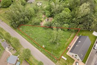 Bent u op zoek naar de perfecte plek om uw droomwoning te realiseren? Dit brede perceel van 849 m² biedt u een zeldzame combinatie van rust, ruimte...