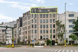 Dit instapklare, exclusieve penthouse is gelegen in de legendarische Art Deco Résidence la France (Jan Van Rijswijcklaan). Het combineert iconische grandeur met ongeëvenaarde hedendaagse luxe – een absoluut must-see luxe appartement in Antwerpen.<br /><br />✨ Highlights<br />Spectaculair Uitzicht: Een riante, lichtovergoten leefruimte met een adembenemend panorama over de skyline van Antwerpen.<br /><br />3 ruime strakke slaapkamers: Drie ruime slaapkamers, elk met rust en maatwerk kasten.<br /><br />Compromisloze kwaliteit: Warme eiken parketvloer, geïntegreerde airconditioning en perfecte afwerking doorheen het hele penthouse.<br /><br />Toplocatie: Wonen op een van de meest begeerde adressen van Antwerpen, met directe toegang tot invalswegen, de Ring en openbaar vervoer.<br /><br />Grijp deze unieke kans. Neem vandaag nog contact op voor een vertrouwelijke bezichtiging.<br /><br />📞 Bel ons voor een afspraak: 0483 60 60 60 (Tim) 📧 E-mail: tim@mondovastgoed.be<br />Mondo Vastgoed - Makelaars maar anders